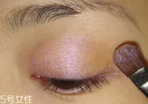 紫色眼影怎么畫好看？淡紫色超有女人味