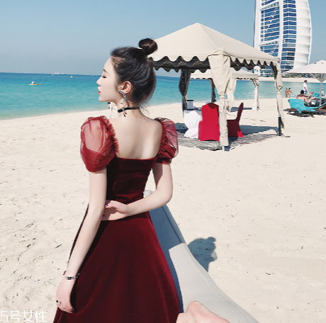 酒紅色衣服怎么搭配？女人味十足的冬日穿搭