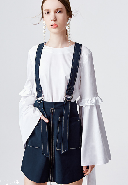 背帶裙怎么搭配？凸顯你的少女心