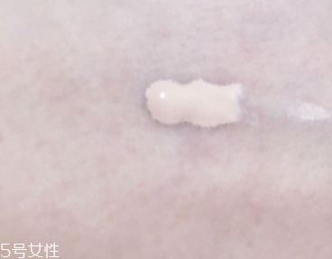 雅詩蘭黛粉底液和bb霜哪個(gè)好？