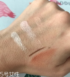 makeup revolution心形腮紅好用嗎？微閃蜜桃色彩