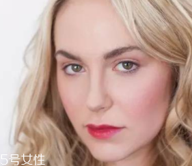 腮紅和口紅如何搭配？色彩不要太多
