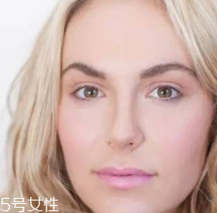 腮紅和口紅如何搭配？色彩不要太多