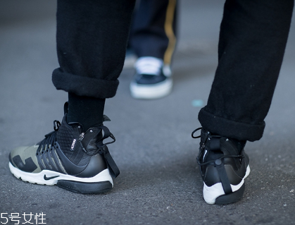 運(yùn)動(dòng)鞋鞋底變硬怎么辦？放太久或者已老化