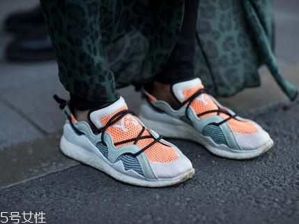 運動鞋鞋底響怎么辦？可能是進水了