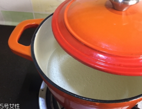 琺瑯鍋和玻璃鍋哪個好？附上用琺瑯鍋燒菜過程
