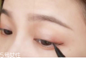 眼線畫(huà)歪了怎么辦？干脆暈成煙熏妝