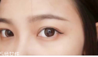 眼線畫(huà)歪了怎么辦？干脆暈成煙熏妝