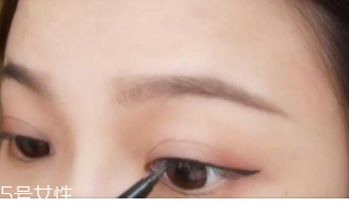 眼線畫(huà)歪了怎么辦？干脆暈成煙熏妝