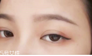 眼線畫(huà)歪了怎么辦？干脆暈成煙熏妝