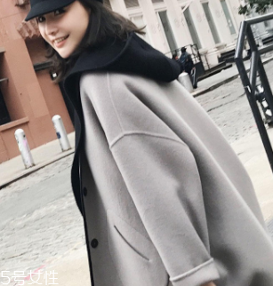 白領(lǐng)女性赴約穿什么好？長款氣質(zhì)大衣有格調(diào)和氣質(zhì)