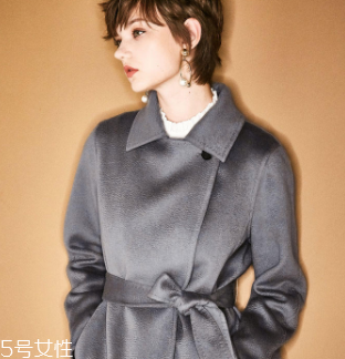 白領(lǐng)女性赴約穿什么好？長款氣質(zhì)大衣有格調(diào)和氣質(zhì)