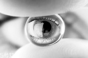 怎么確定隱形眼鏡掉了？蒙著一邊眼睛測視力