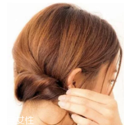 長(zhǎng)臉適合什么樣的燙發(fā)？大波浪長(zhǎng)發(fā)溫柔睿智