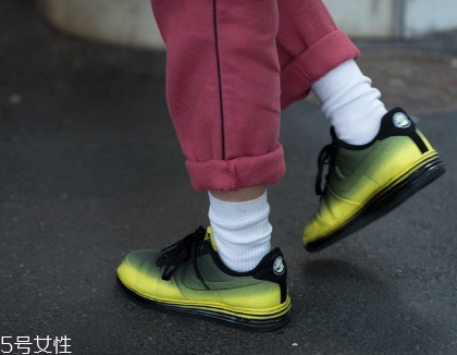 運動鞋不跟腳怎么辦？找準原因?qū)ΠY下藥