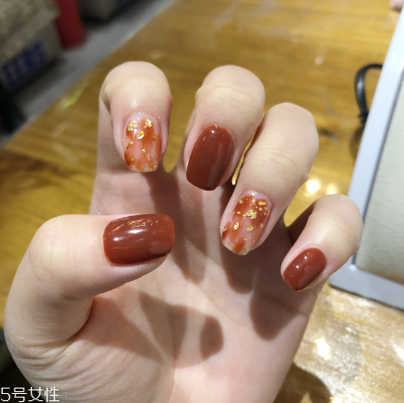 紅色系列奶茶色秋冬美甲推薦 和毛衣最配的美甲 紅色系列奶茶色秋冬美甲推薦 和毛衣最配的美甲