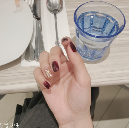 紅色系列奶茶色秋冬美甲推薦 和毛衣最配的美甲 紅色系列奶茶色秋冬美甲推薦 和毛衣最配的美甲