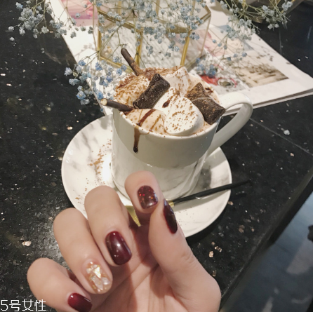 紅色系列奶茶色秋冬美甲推薦 和毛衣最配的美甲 紅色系列奶茶色秋冬美甲推薦 和毛衣最配的美甲