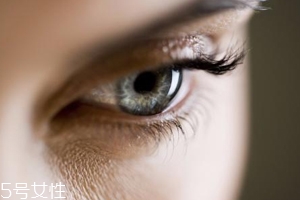 冬天用什么眼霜？抗皺眼霜對抗干燥肌
