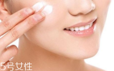 隔離霜可以直接涂在臉上嗎？要用補(bǔ)水產(chǎn)品打底才好