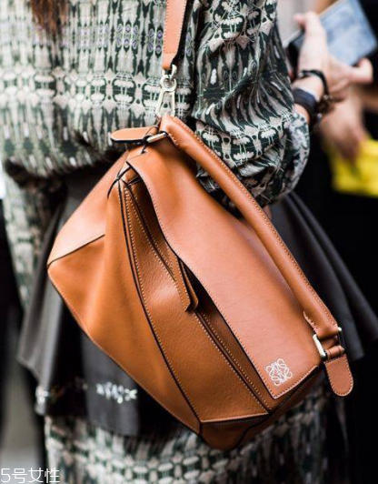 loewe是幾線品牌？時(shí)尚界的it bag