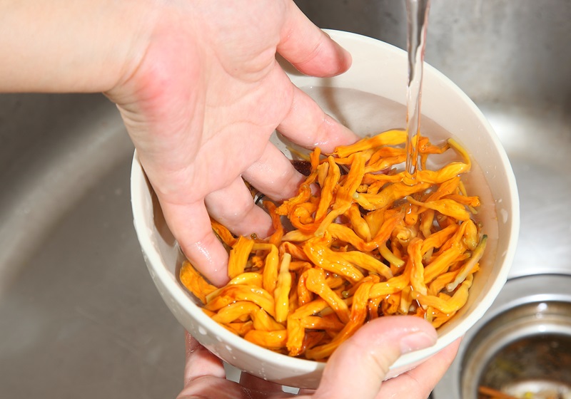 干黃花菜怎么挑選和處理 干黃花菜怎么挑選和處理