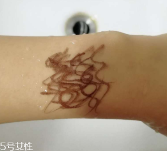 kiss me眼線筆怎么卸？卸妝水直接擦拭即可