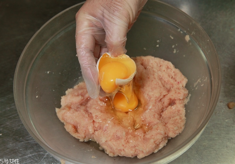 自制炸雞塊的做法 雞胸肉少油更健康 自制炸雞塊的做法 雞胸肉少油更健康