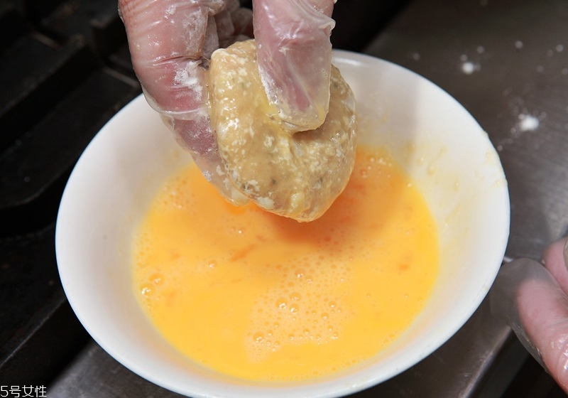 自制炸雞塊的做法 雞胸肉少油更健康 自制炸雞塊的做法 雞胸肉少油更健康