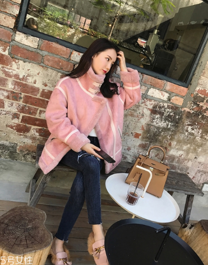 粉色外套怎么搭配？粉嫩少女系穿搭