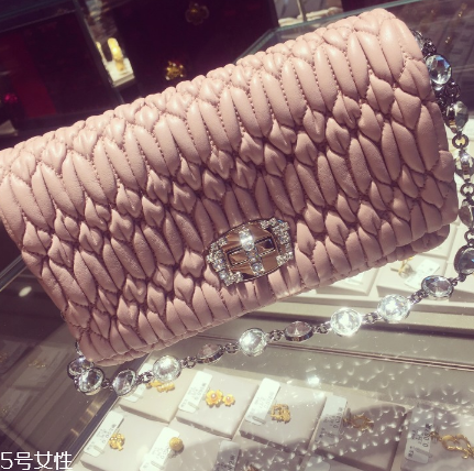 miumiu是幾線品牌？最具有少女心的時(shí)尚品牌