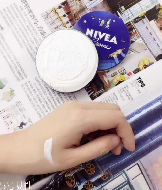 妮維雅小藍罐很油嗎？清爽不油膩