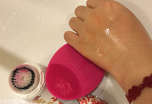 科萊麗和luna潔面儀對(duì)比區(qū)別 新一代洗臉神器 科萊麗和luna潔面儀對(duì)比區(qū)別 新一代洗臉神器