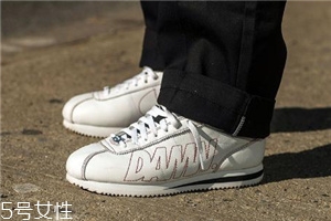 運動鞋腳面緊怎么處理？千萬不要勉強穿