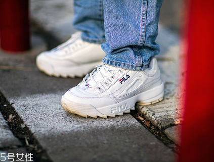 運(yùn)動(dòng)鞋里面磨破怎么辦？找有經(jīng)驗(yàn)的鞋匠修補(bǔ)