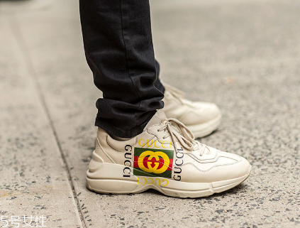 運(yùn)動(dòng)鞋里面磨破怎么辦？找有經(jīng)驗(yàn)的鞋匠修補(bǔ)