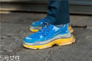 運(yùn)動(dòng)鞋里面磨破怎么辦？找有經(jīng)驗(yàn)的鞋匠修補(bǔ)