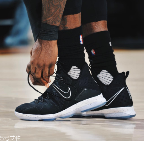 運(yùn)動鞋染色了怎么辦？運(yùn)動鞋染色這樣清理