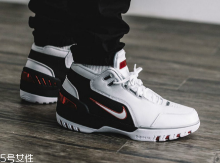 運(yùn)動(dòng)鞋最上面的兩個(gè)孔是干什么用的？