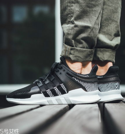 運(yùn)動(dòng)鞋上的膠怎么去掉？用香蕉水就能輕松洗掉