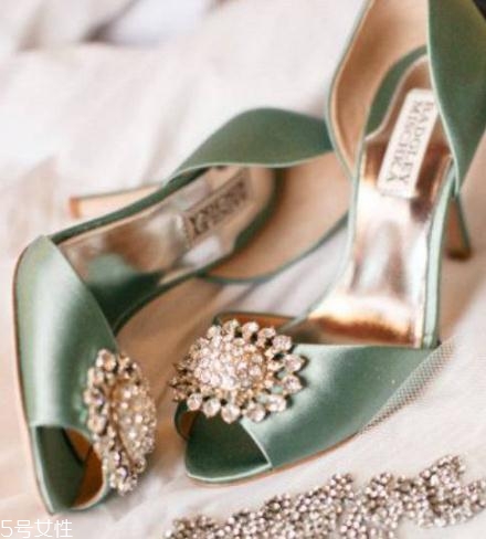 badgley mischka鞋子偏大嗎？時尚與奢華并存的紅毯戰(zhàn)靴