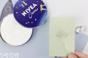 妮維雅小藍罐很油嗎？清爽不油膩