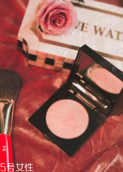 春天適合什么顏色口紅？首選活力西柚色