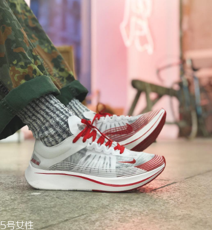 運動鞋比皮鞋大一碼還是小一碼？