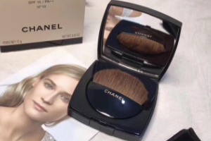 Chanel香奈兒柔光蜜粉餅好用嗎？春夏妝容救星