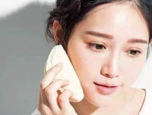 粉底液怎么涂不浮粉？指腹按壓避免脫妝