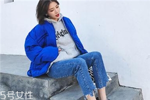 牛仔褲可以配皮鞋嗎？搭出時(shí)尚街拍范兒
