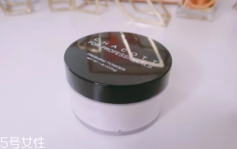 蜜粉能用在嘴唇上嗎？打造啞光唇妝
