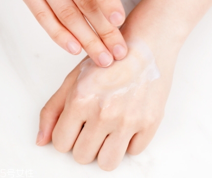 乳液可以抹頭發(fā)嗎？乳液可以防止頭發(fā)分叉