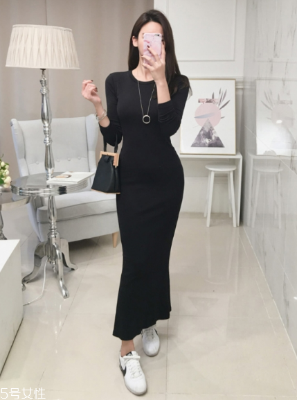 黑色針織連衣裙配什么鞋子？微胖女生也能駕馭